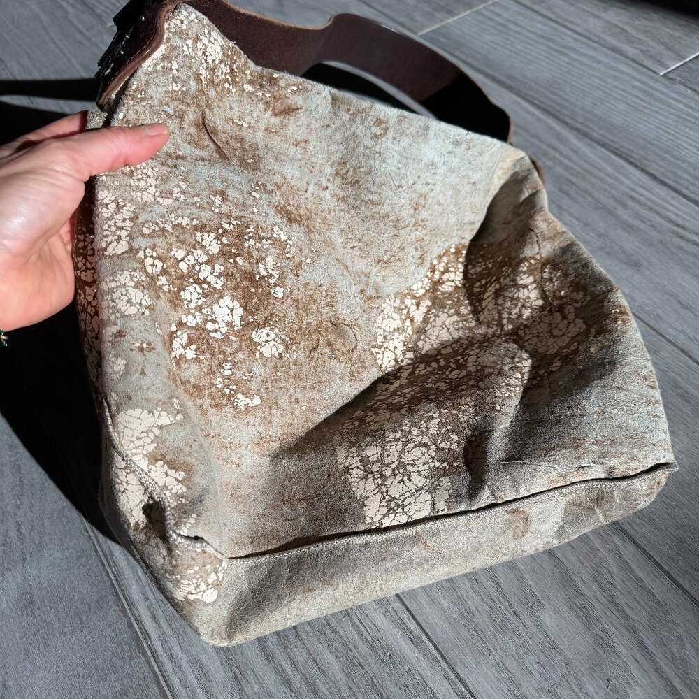 👉 Tylie Malibu Distressed Leather Bucket Bag